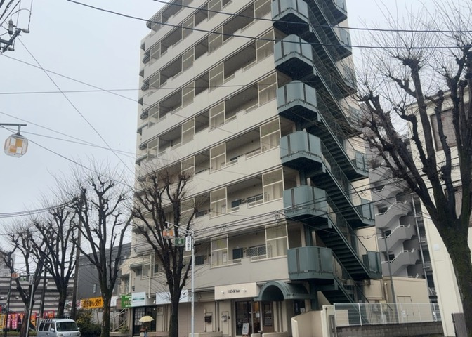 眺望の良さを楽しめるダイニングキッチンで家族団らんの時間を過ごしてはいかがでしょうか。バルコニーから見える景色を家族で眺める時間は、時間が経つのを忘れてしまいそうですね。是非、現地を見に行きましょう！