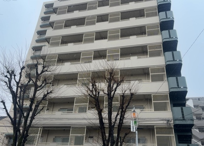 道幅が広い場所は日当たりや風通が良好です。幅が広いのですれ違いも可能ですし大きな車でも駐車可能！一方で、大型車が通ることも多くなるため交通量の増加により騒音に繋がります。また土地の値段が高くなります。