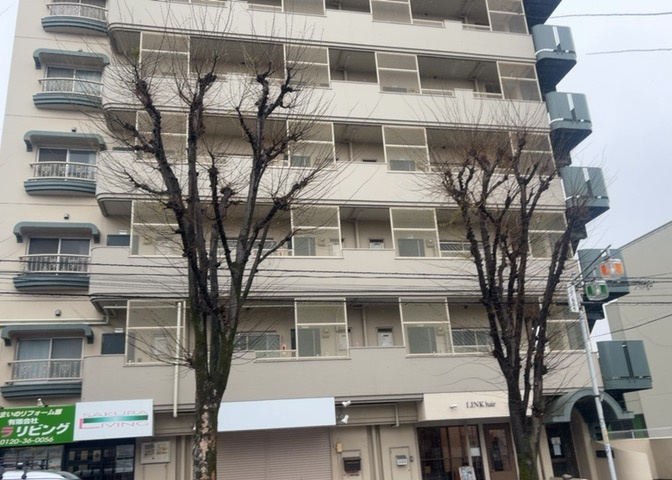 ＲＣ造、Reinforced　Concreteは直訳すると補強されたコンクリートです。主に柱や梁・床・壁が鉄筋とコンクリートで構成おり、鉄筋を組んだ型枠にコンクリートを流し込んで固めたものを指します。