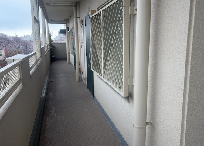 玄関は家の顔でもあり、家族以外の目にも止まる場所です。玄関は外との間を仕切る扉、靴などをしまっておく収納スペース、靴脱ぎのたたきスペース、来客とのやり取りをするドアホンなど複数のアイテムからなります。