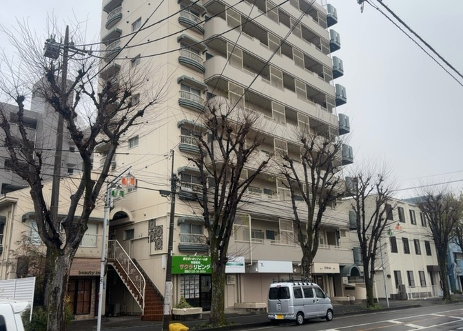 一般的なバルコニーは、奥行1.5ｍ程ですが、ワイルドバルコニーは2ｍまで広がっています。そのため洗濯物の間隔をあけ干すことができ、乾きやすいというメリットや、ガーデニングが楽しめる等の特徴があります。