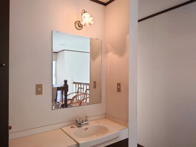 2階トイレの前に洗面台があります。洗面台は2階にもあると、とても便利です！