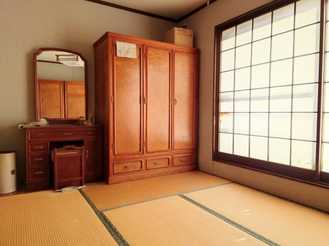 2階和室にも南東向きの大きな窓！