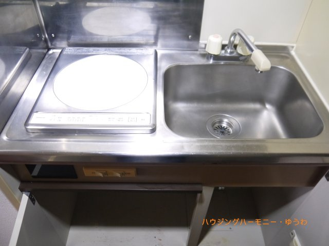 電気式のキッチンで無く、IHコンロなので、キッチンまわりのお掃除などが楽々です。
