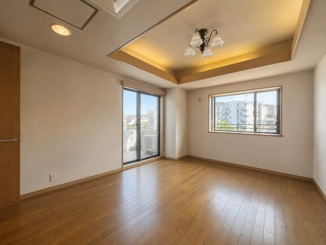 たっぷりの陽射しを確保する2面採光です。角部屋ならではの開放感！ぜひ実際にご覧になって下さい。