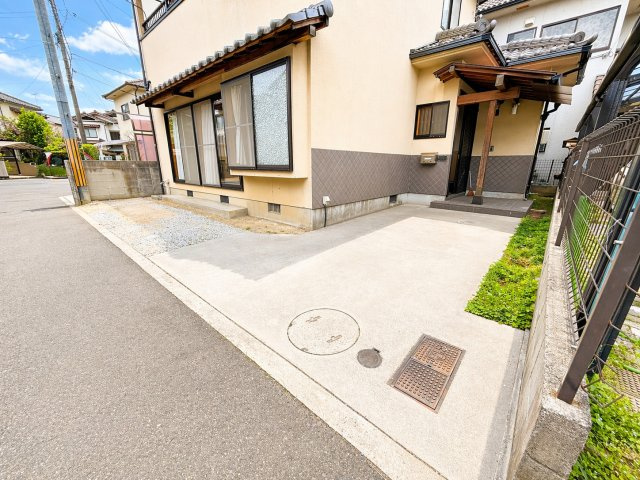 敷地内には駐車スペースが確保されており、2台駐車が可能です。来客時やご家族で複数台所有されている方にも安心の広さです。車の出し入れもしやすい配置となっており、日常の使い勝手も良好です。