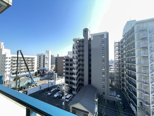 前面棟無しで南東向きのバルコニーは、陽当たり・通風・眺望良好です。