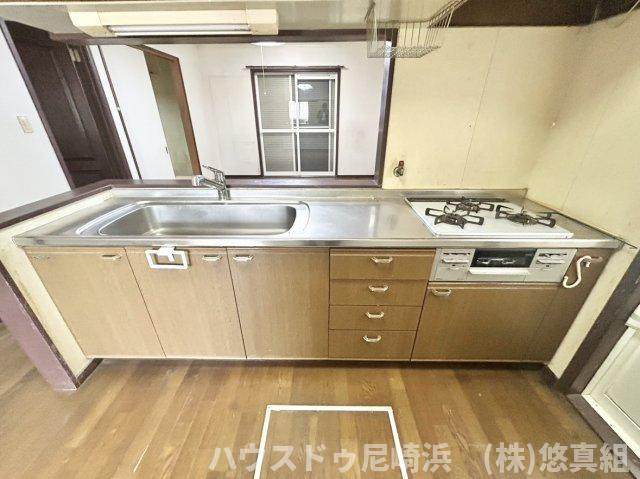 ■三口コンロとグリルでの同時調理で時短＆効率アップ♪キッチンの場所を取らずに床下のデッドスペースを収納場所として有効活用。