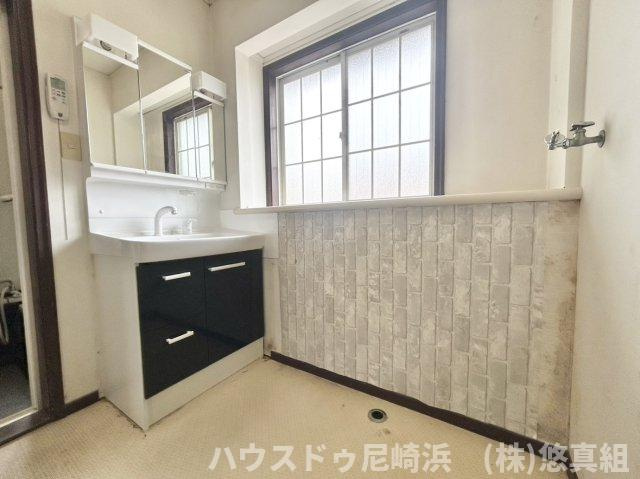 ■毎日の身支度を落ち着いて行え、収納も兼ね備えた独立洗面台♪洗面台横の出窓からは採光がたっぷり差し込みます♪