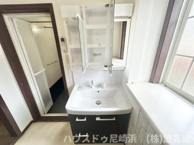 ■三面鏡裏や洗面台下にも収納たっぷり！歯ブラシ、化粧品、洗剤等スッキリ収納でき隠す収納でお掃除も楽々♪