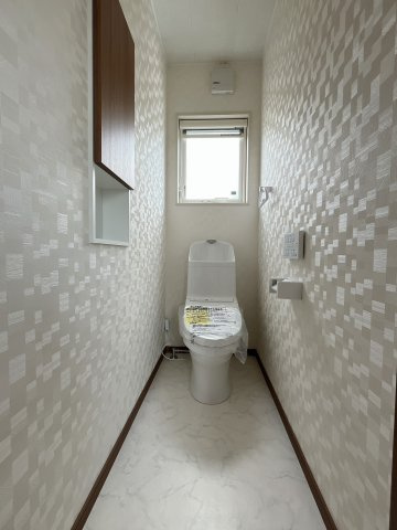 ■トイレ｜1階と2階にトイレがございます♪壁には小物を置けるスペースがあるのでトイレットペーパーのストックを置いておくのにも便利です♪写真などを飾ってもおしゃれですね♪