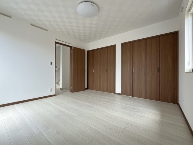 ■洋室｜ベッドやテレビなどの大き目の家具を置いても余裕のある8帖の広々主寝室です♪家事やお仕事にお疲れなパパ・ママがゆっくりと過ごせる空間です♪