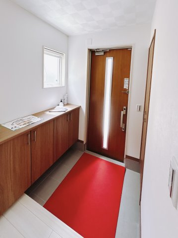 ■玄関｜毎日の「いってらっしゃい」や「お帰りなさい」を大切なご家族と過ごす玄関は〈使いやすさ〉を追求しております。玄関横の物入は急な来客時でもさっとお片付けできるスペースを確保しています。