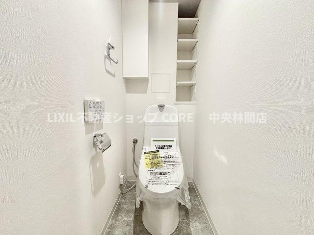 見た目もスッキリとしたデザインのトイレには温水洗浄暖房便座付き。