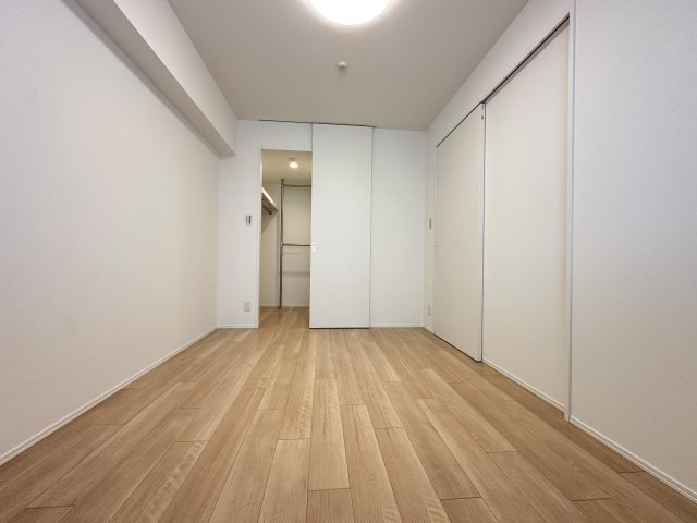 ウオークインクローゼット付の洋室になります。広々な6．5帖の洋室になります。