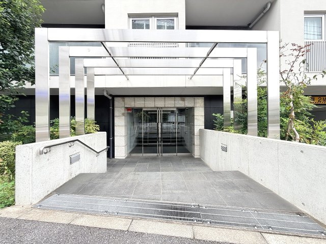 幾何学的なゲートが描く、都会の憧れ。毎日を誇らしく迎える、モダンアートのようなエントランス。