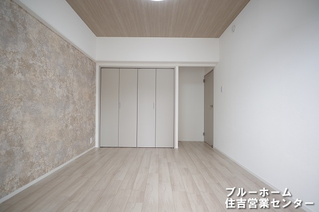 約6.39帖の洋室です！お部屋には収納や窓があります！