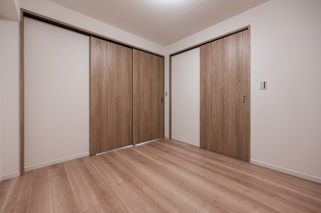 ダイニング、リビング側からもお部屋にはいることができます。　様々な用途にご利用いただけます♪