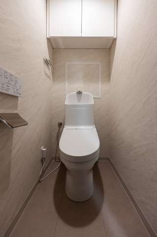 便器一体型温水洗浄便座　あったら便利、壁面収納つき。