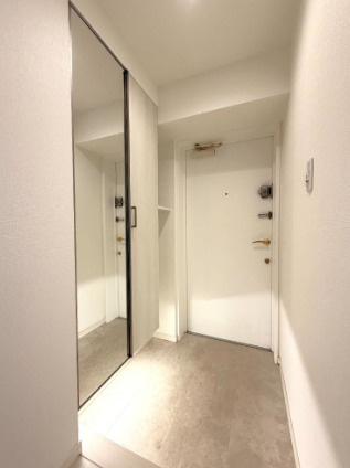 収納と大きな鏡が使いやすい玄関