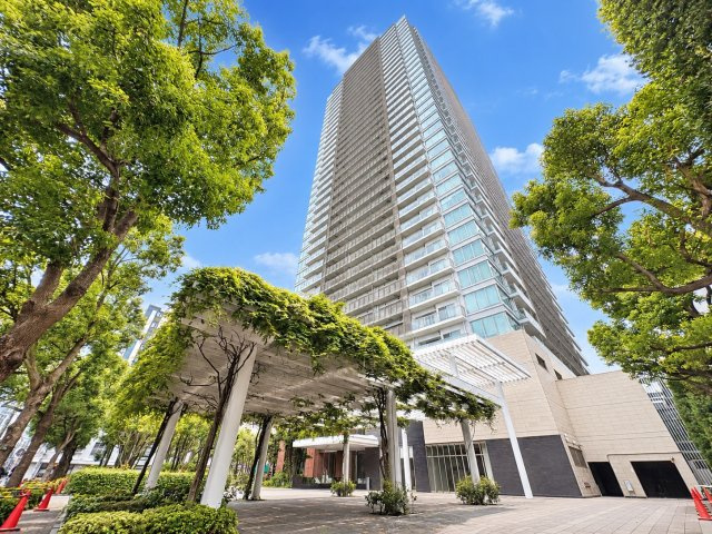 緑豊かなゆとりある敷地内に建つ『浅草タワー』！　都心へダイレクトに繋がる利便性！　浅草の穏やかな街並みに寄り添う住環境！　空地は防災拠点として整備されており、建物内は自家発電機や防災倉庫等も完備！　