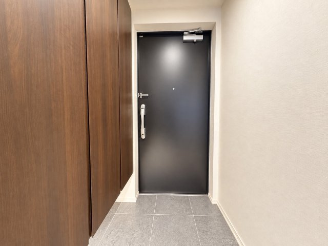 シンプル且つモダンなエントランス。ゆとりを感じさせる上質で明るい空間が住まう人や訪れる人を心地よく迎え入れてくれます。　