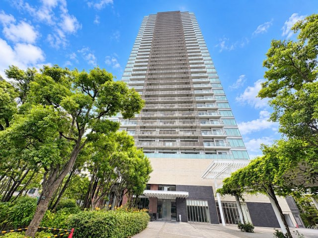 緑豊かなゆとりある敷地内に建つ『浅草タワー』！　都心へダイレクトに繋がる利便性！　浅草の穏やかな街並みに寄り添う住環境！　空地は防災拠点として整備されており、建物内は自家発電機や防災倉庫等も完備！　