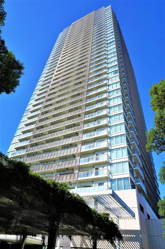 緑豊かなゆとりある敷地内に建つ『浅草タワー』！　都心へダイレクトに繋がる利便性！　浅草の穏やかな街並みに寄り添う住環境！　空地は防災拠点として整備されており、建物内は自家発電機や防災倉庫等も完備！　