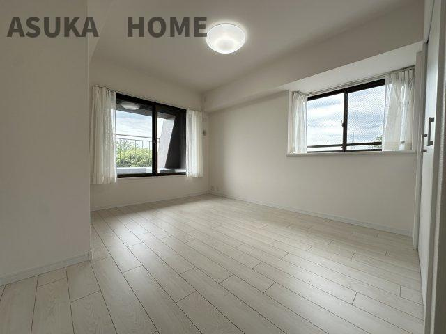 2面採光の明るい洋室です。これから成長されるお子様のお部屋にもいいですね。