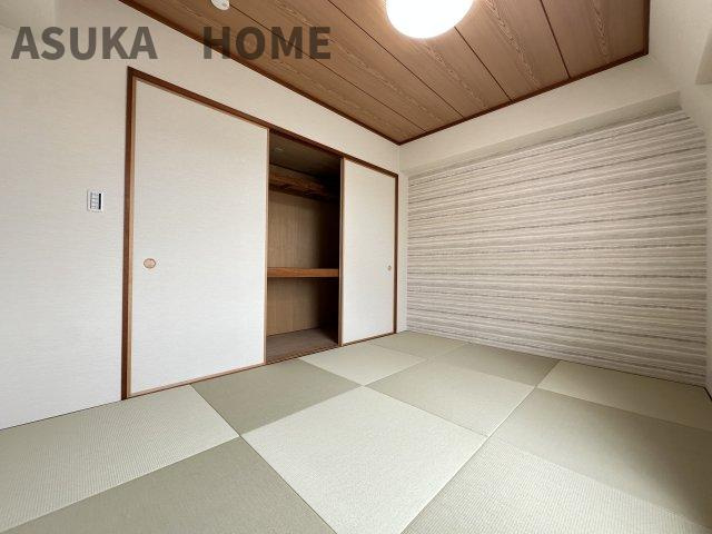 掃き出し窓に面した6帖の和室です。たっぷり陽射しが降り注ぐ明るい室内は目覚めの良い朝を迎えられそう！