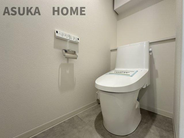 温水洗浄便座のトイレ設備です。奥行きの有るゆったりしたスペースのトイレ空間です。