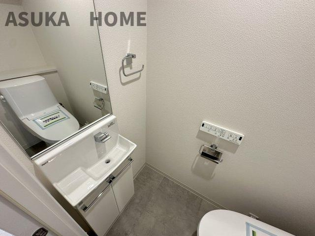 トイレには手洗い場と、大きな鏡付の簡易洗面台がついています。