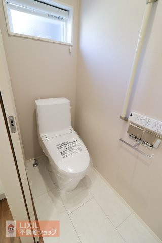 【トイレ】現地完成写真。温水洗浄暖房便座付き。小窓がついており採光と換気ができるようになっています。2階にもトイレがございます。