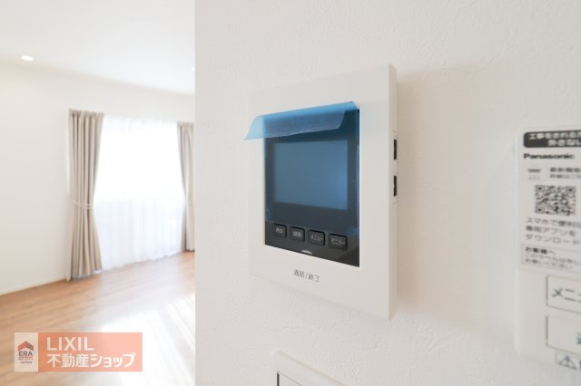 来客の顔が分かるTVモニタドアホン。不在時には、録画もしてくれるのでセキュリティも安心です！しっかりと声も聞こえますので2重で安心ですね！