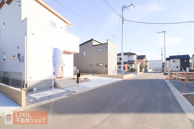 【前面道路】現地完成写真。道幅や駐車など、ご確認ください。