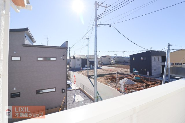 【建物からの眺望】現地完成写真。バルコニーからの景色。十分な間隔が確保されております。