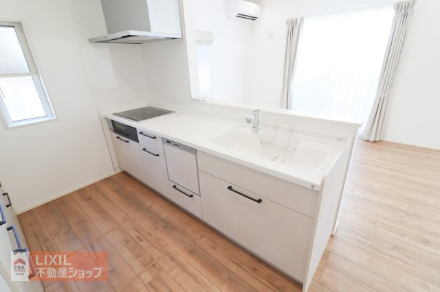 【その他設備】現地写真：IHヒーターが付いております。広いシンクには洗い物がしやすいシャワーヘッドが伸びるタイプの水栓でお掃除もラクラク♪ぜひ実際に現地でシンク広さもご体感ください