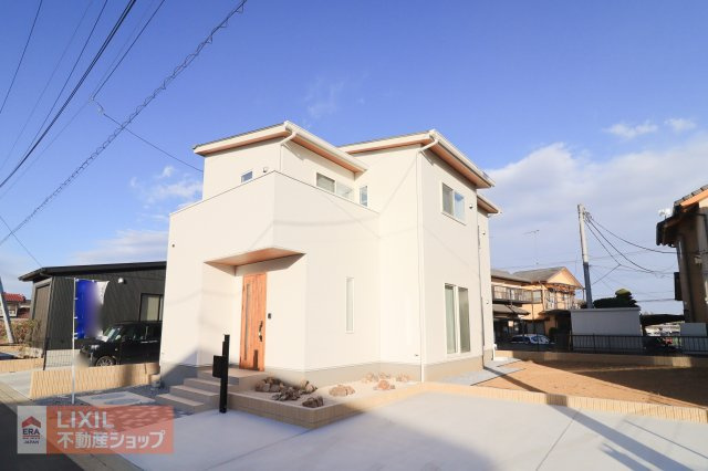 【外観】2号棟現地完成写真。モダンで飽きのこないデザインの外観。当日のご案内・現地待ち合わせもご対応致します！並列2台駐車可能です。