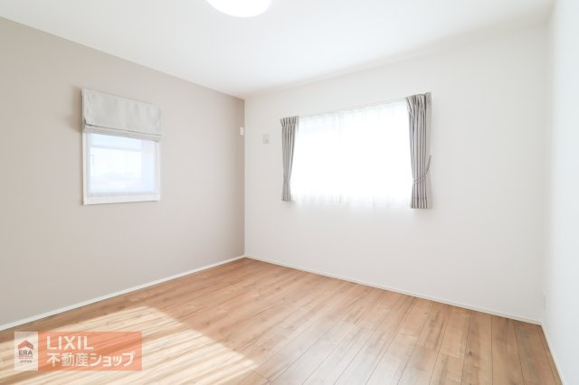 【子供部屋】2階8帖の洋室は子供部屋にいかがでしょうか。収納も付いており衣類や学用品もスッキリ片づけられます。