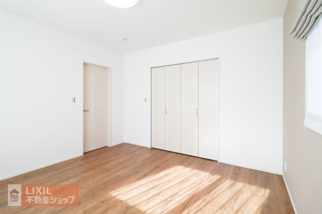 【寝室】2階8帖の寝室。南向きで明るいお部屋となっており、ダブルベッドも置けるのでご夫婦の寝室にピッタリです。