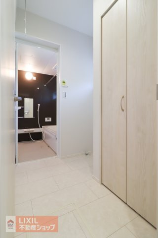 【脱衣所】現地完成写真。洗面脱衣所はゆったりとしたスペースで使いやすく、光取り、換気用の小窓が付いています。