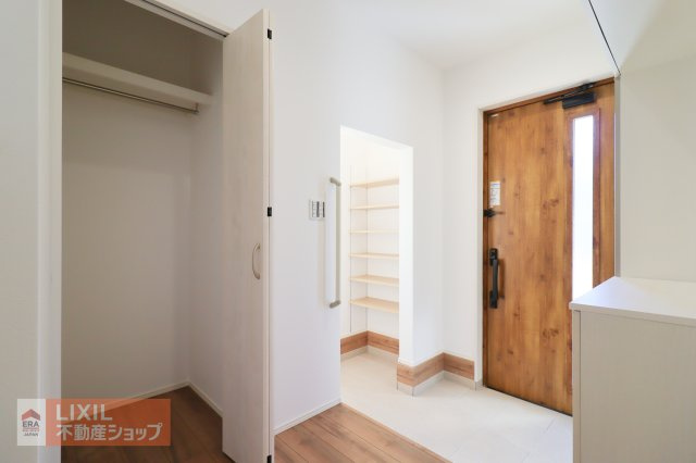 【収納】現地完成写真。シューズインクロークと玄関収納。