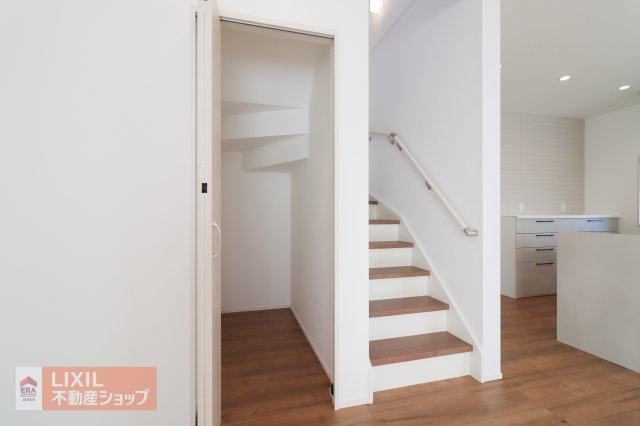 【設備】現地完成写真。リビング階段と階段下収納。