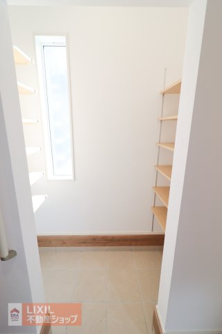 【収納】現地完成写真。玄関横には広めのシューズインクロークが付いております。