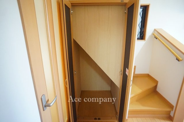 1階、廊下にある階段下収納です。