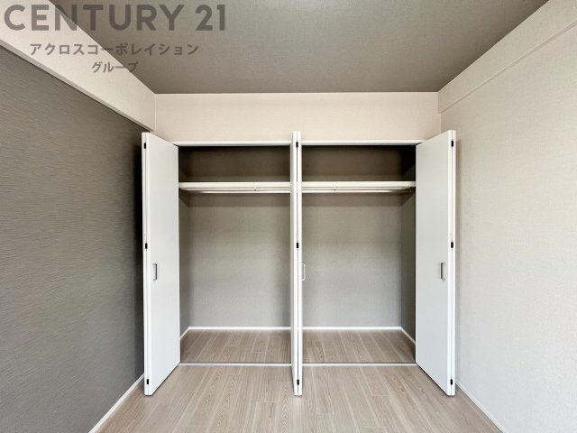 明るい色合いのフローリングとクロスを使用した洋室は家具やインテリアとも調和しやすく空間が広く感じられ開放感を生み出します。自然光を効果的に反射し、室内を明るく保つため、日中の照明使用を抑えられます。　