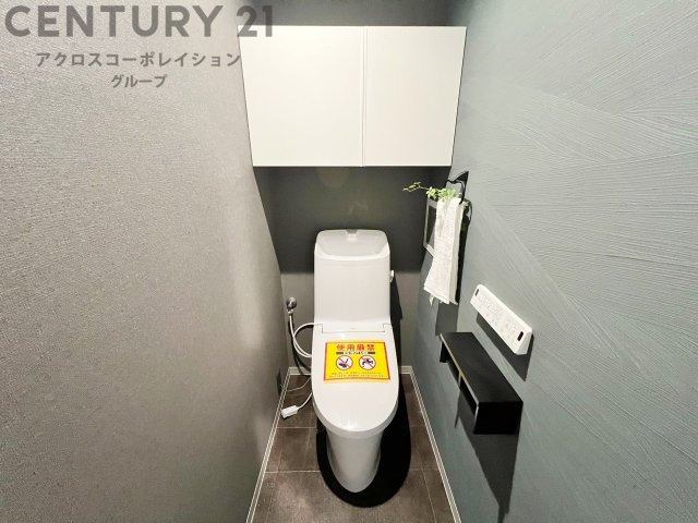 温水洗浄便座付トイレは温水洗浄機能により、暖かい水でおしりを洗浄することができ、冷たい水を使う従来の便座に比べ、温水洗浄機能で暖かいトイレを提供し、快適な使用を可能にします。　