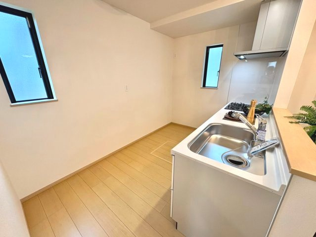 調理道具や調味料もすっきりしまえる、収納力のあるキッチン。