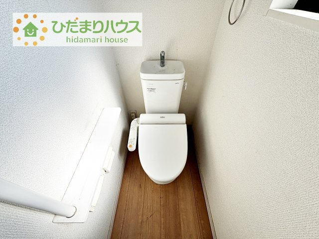 白を基調としたトイレは、インテリア次第でどんな空間になるかワクワクしますね♪