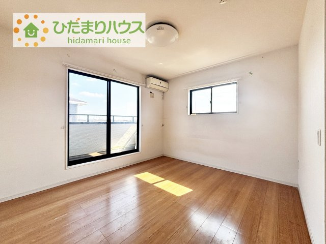 広めの主寝室は、ベッドの他にもパソコンデスクやドレッサーなども置けちゃいます(*^-^*)